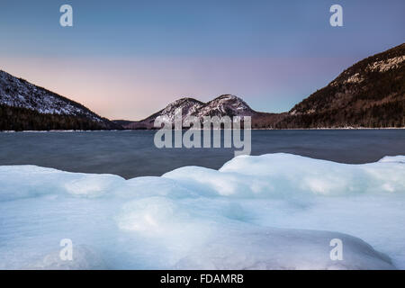 Die Luftblasen, Schnee bedeckt und gesehen von eisigen Ufer des Jordan Pond im Acadia National Park, Mount Desert Island, Maine. Stockfoto