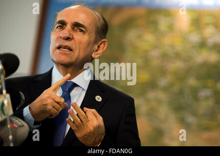 Brasilia, Brasilien. 29. Januar 2016. Brasilianische Gesundheitsminister Marcelo Castro während einer Pressekonferenz auf die Bekämpfung des Zika-Virus-Ausbruchs am National Center für Risiko- und Katastrophenmanagement 29. Januar 2016 in Brasilia, Brasilien. Die Weltgesundheitsorganisation sagte Zika "aus einer milden Bedrohung eines alarmierende Ausmaße" gegangen. Bildnachweis: Planetpix/Alamy Live-Nachrichten Stockfoto