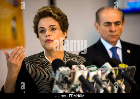 Brasilia, Brasilien. 29. Januar 2016. Brasilien-Präsidentin Dilma Rousseff und Gesundheitsminister Marcelo Castro während einer Pressekonferenz auf die Bekämpfung des Zika-Virus-Ausbruchs am National Center für Risiko- und Katastrophenmanagement 29. Januar 2016 in Brasilia, Brasilien. Rousseff fordert Brasilianer zu helfen Kampf gegen die Ausbreitung des Virus Zika, Geburtsschäden verbunden. Stockfoto