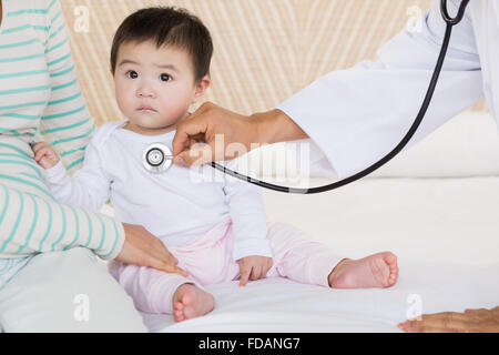 Niedliche Baby Besuch von Arzt Stockfoto