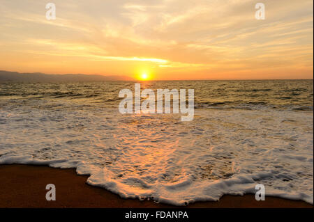 Wellen des Ozeans ist hell Licht golden Seelandschaft mit einer sanften Welle ans Ufer Rollen. Stockfoto