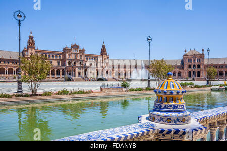 Spanien, Andalusien, Provinz Sevilla, Sevilla, Plaza de Espana, Blick auf den Wassergraben und Vicente Traver Brunnen Stockfoto