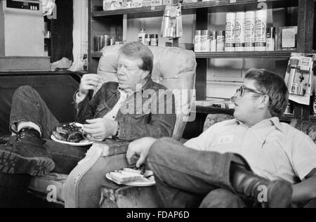 Jimmy Carter mit seinem Bruder Billy Carter, während einer Kampagne Stop an Billys Tankstelle, Plains, Georgia, September 1976 Stockfoto