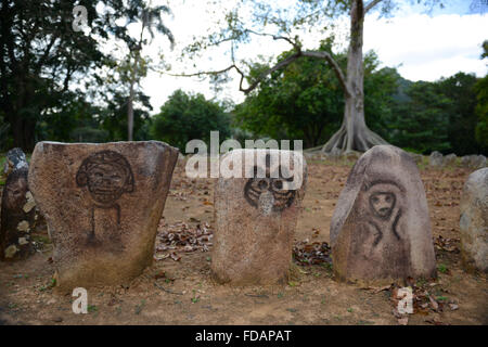 Felsen mit Petroglyphen in Caguana Eingeborene zeremonielle Mitte geschnitzt. Utuado, Puerto Rico. Karibik-Insel. US-Territorium. Stockfoto