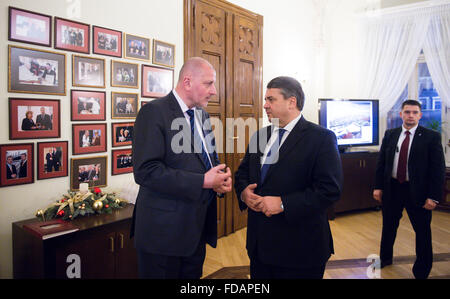 Wroclaw, Polen. 29. Januar 2016. Der deutsche Wirtschaftsminister Sigmar Gabriel (R, SPD) und Bürgermeister von Breslau, Rafal Dutkiewicz (l) bei einem Treffen in Wroclaw, Polen, 29. Januar 2016. Gabriel ist auf eine ein-Tages-Ausflug nach Polen besuchen die Städte Warschau und Breslau. Foto: Bernd von Jutrczenka/Dpa/Alamy Live News Stockfoto