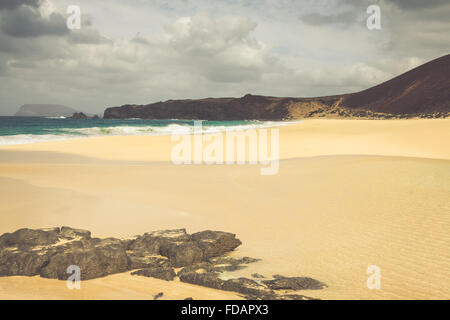 Ein Blick auf Playa de Las Conchas, ein schöner Strand auf La Graciosa, einer kleinen Insel in der Nähe von Lanzarote, Kanarische Inseln, in der Mitte o Stockfoto