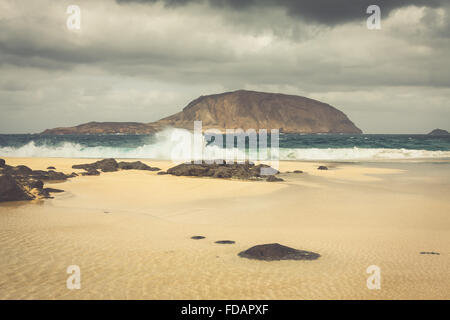 Ein Blick auf Playa de Las Conchas, ein schöner Strand auf La Graciosa, einer kleinen Insel in der Nähe von Lanzarote, Kanarische Inseln, in der Mitte o Stockfoto