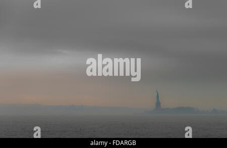 Statue der Freiheit im Nebel, der Upper New York Bay auf Liberty Island, New York USA Stockfoto