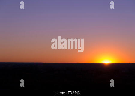 Sonne berühren Horizont Stockfoto