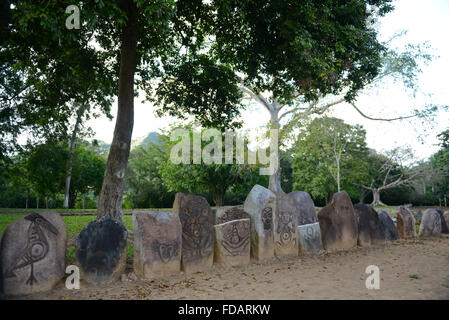 Felsen mit Petroglyphen in Caguana Eingeborene zeremonielle Mitte geschnitzt. Utuado, Puerto Rico. Karibik-Insel. US-Territorium. Stockfoto