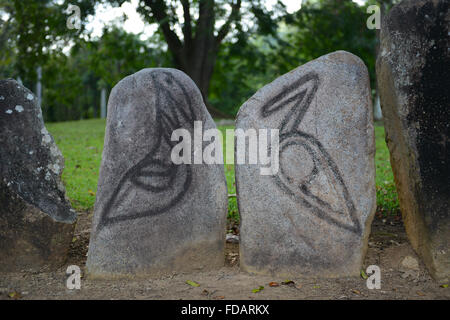 Felsen mit Petroglyphen in Caguana Eingeborene zeremonielle Mitte geschnitzt. Utuado, Puerto Rico. Karibik-Insel. US-Territorium. Stockfoto