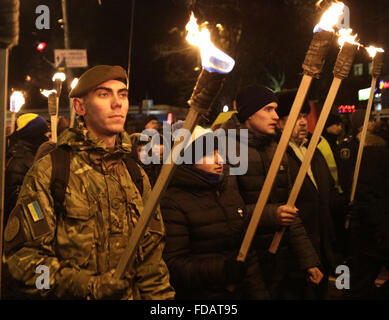 Kiew, Ukraine. 4. Dezember 2015. Mitglieder der politischen Partei Svoboda (Freiheit) tragen Fackeln während eines Marsches in Kiew am 29. Januar 2016, zum 98. Jahrestag der Schlacht in der Nähe der kleinen Stadt auf, etwa 130 Kilometer nordöstlich von Kiew. 300 Schüler, Kadetten und Schüler starben während des Kampfes mit der normalen roten Armee am 29. Januar 1918, der neuen ukrainischen Volksrepublik gegen die bolschewistischen Aggression zu schützen. © Swoboda Stepanov/ZUMA Draht/Alamy Live-Nachrichten Stockfoto