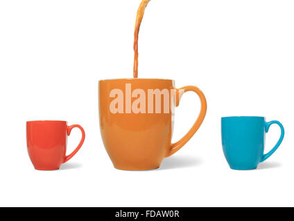 Studioaufnahme von Kaffee in einer der drei Tassen gießen Stockfoto