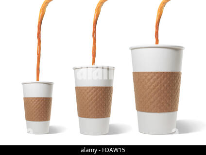 Studioaufnahme von Kaffee in drei Größen von Papier Tassen gegossen Stockfoto