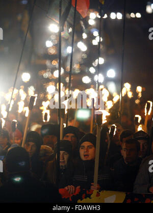 Kiew, Ukraine. 4. Dezember 2015. Mitglieder der politischen Partei Svoboda (Freiheit) tragen Fackeln während eines Marsches in Kiew am 29. Januar 2016, zum 98. Jahrestag der Schlacht in der Nähe der kleinen Stadt auf, etwa 130 Kilometer nordöstlich von Kiew. 300 Schüler, Kadetten und Schüler starben während des Kampfes mit der normalen roten Armee am 29. Januar 1918, der neuen ukrainischen Volksrepublik gegen die bolschewistischen Aggression zu schützen. © Swoboda Stepanov/ZUMA Draht/Alamy Live-Nachrichten Stockfoto