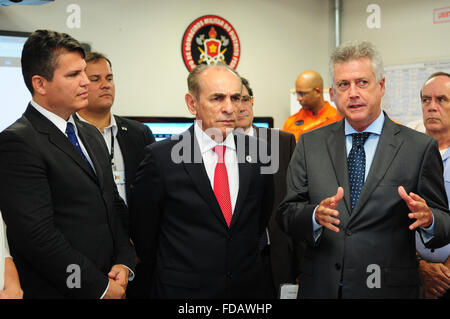 Brasilia Gouverneur Rodrigo Rollemberg, rechts, und der brasilianische Gesundheitsminister Marcelo Castro, Zentrum, Aufruf an die Bürgerinnen und Bürger, den Zika-Virus-Ausbruch zu bekämpfen, durch die Steuerung Moskito-Befall in der Hauptstadt 25. Januar 2016 in Brasilia, Brasilien. Globale Gesundheitsbeamten haben die Ausbreitung des Virus explosive genannt. Bildnachweis: Planetpix/Alamy Live-Nachrichten Stockfoto