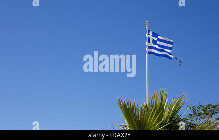 Griechische Flagge auf der Insel Kos Mittelmeerküste Stockfoto