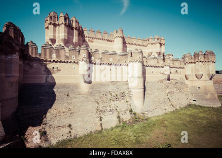 Coca-Burg (Castillo de Coca) ist eine Festung, die im 15. Jahrhundert erbaut und befindet sich in Coca, in der Provinz Segovia, C Stockfoto