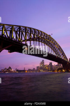 Sydney Harbour Bridge, Skyline der Stadt und Oper in der Nacht Dämmerung Twilight Sonnenuntergang Sydney New South Wales NSW Australia Stockfoto