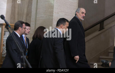 Genf, Schweiz. 29. Januar 2016. Ständiger Vertreter der Arabischen Republik Syrien, UN Bashar Jaafari(1st R) kommt im Palais des Nations in Genf, Schweiz, 29. Januar 2016. UN-vermittelten Syrien Friedensgespräche begann wie geplant am Genfer Palais de Nationen am Freitag. Bildnachweis: Xu Jinquan/Xinhua/Alamy Live-Nachrichten Stockfoto