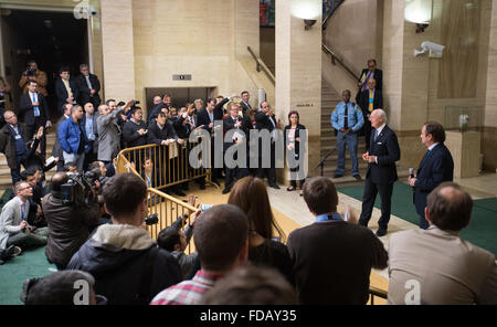 Genf, Schweiz. 29. Januar 2016. UN Special Envoy Staffan de Mistura spricht zu den Medien nach einem Treffen mit der Delegation der syrischen Regierung im Palais des Nations in Genf, Schweiz, 29. Januar 2016. UN-vermittelten Syrien Friedensgespräche begann wie geplant am Genfer Palais de Nationen am Freitag. Bildnachweis: Xu Jinquan/Xinhua/Alamy Live-Nachrichten Stockfoto