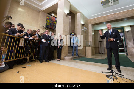 Genf, Schweiz. 29. Januar 2016. UN Special Envoy Staffan de Mistura (1. R) spricht zu den Medien nach einem Treffen mit der Delegation der syrischen Regierung im Palais des Nations in Genf, Schweiz, 29. Januar 2016. UN-vermittelten Syrien Friedensgespräche begann wie geplant am Genfer Palais de Nationen am Freitag. Bildnachweis: Xu Jinquan/Xinhua/Alamy Live-Nachrichten Stockfoto