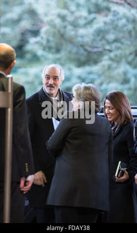 Genf, Schweiz. 29. Januar 2016. Ständiger Vertreter der Arabischen Republik Syrien, UN Bashar Jaafari (2. L) kommt im Palais des Nations in Genf, Schweiz, 29. Januar 2016. UN-vermittelten Syrien Friedensgespräche begann wie geplant am Genfer Palais de Nationen am Freitag. Bildnachweis: Xu Jinquan/Xinhua/Alamy Live-Nachrichten Stockfoto