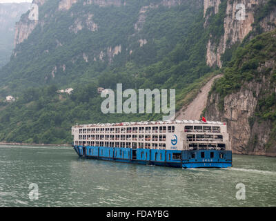 Ein Frachtschiff von CSC RoRo Logistik Company Limited neue Autotransporte flussaufwärts am Jangtse-Fluss In der Provinz Hubei China Stockfoto