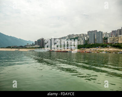 Eine chinesische Stadt an den Ufern des Jangtse-Flusses in der Nähe der drei-Schluchten-Staudamm In der Provinz Hubei China Stockfoto