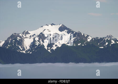 Schöne Landschaft mit Bergen erhebt sich über den Wolken, in Alaska Yakutat Stockfoto