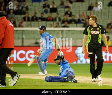 Melbourne, Australien. 29. Januar 2016. Virat Kohli (IND) rutscht über auf dem Melbourne Cricket Ground für die Twenty20 International Series zwischen Australien und Indien an der Melbourne Cricket Ground in Melbourne. Indien gewann die Serie 2: 0 Gutschrift: Action Plus Sport/Alamy Live News Stockfoto