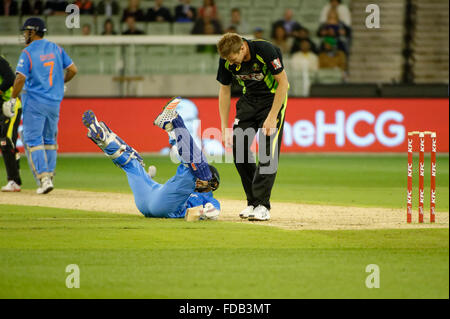 Melbourne, Australien. 29. Januar 2016. Virat Kohli (IND) rutscht über auf dem Melbourne Cricket Ground für die Twenty20 International Series zwischen Australien und Indien an der Melbourne Cricket Ground in Melbourne. Indien gewann die Serie 2: 0 Gutschrift: Action Plus Sport/Alamy Live News Stockfoto