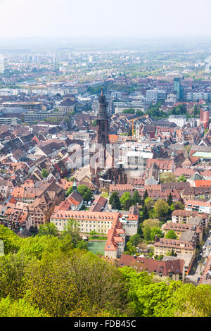 Luftaufnahme der Stadt Freiburg Im Breisgau, Deutschland. Freiburger Münster und Altstadt in der Mitte zu sehen Stockfoto