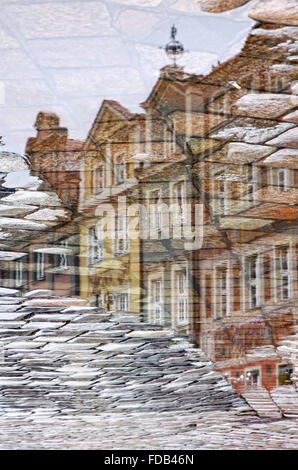 Gebäude am Altmarkt reflektiert in eine Pfütze nach Regen, Stadt Poznan, Polen Stockfoto