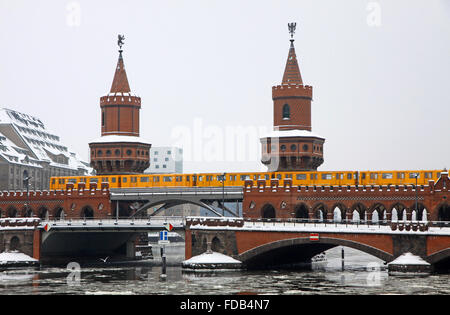 Winter-Blick auf Oberbaumbrücke Brücke über die Spree in Berlin, Deutschland. Ist die längste Brücke in Berlin Stockfoto