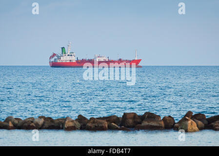 Das Schiff im Mittelmeer in der Nähe von Küste von Zypern Stockfoto