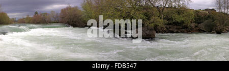 Panoramische Ansicht der Manavgat-Wasserfall im zeitigen Frühjahr. Provinz Antalya, Türkei Stockfoto