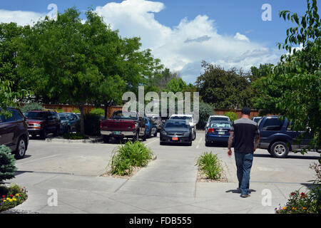 Parkplatz neben einem Einkaufszentrum in der Nähe von Fort Collins, Colorado, USA im Sommer Stockfoto