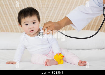 Niedliche Baby Besuch von Arzt Stockfoto