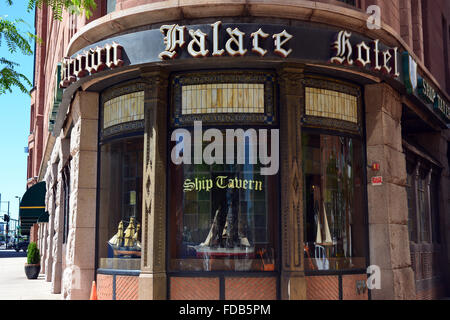 Die Schiff-Taverne im historischen Brown Palace Hotel in der Innenstadt von Denver, Colorado, USA Stockfoto