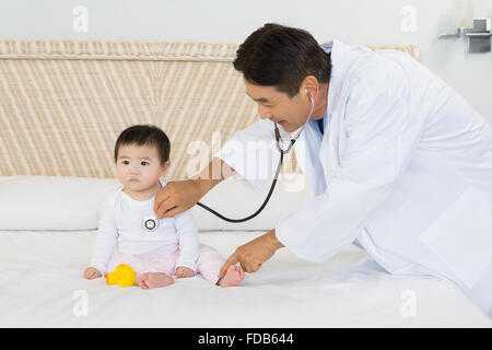 Niedliche Baby Besuch von Arzt Stockfoto