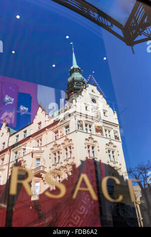 Hotel Pariz ist ein 5-Sterne-Luxus-Jugendstil-Hotel in Prag, Reflexion an der Versace-Schaufenster. Tschechische Republik Stockfoto