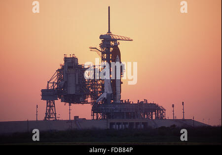 Merritt Island, Florida, USA, 22. April 1991 Raumfähre "Discovery" sitzt auf der Startrampe 39A bei Sonnenuntergang während des Wartens auf die später in der Woche ins All geschossen werden.  Bildnachweis: Mark Reinstein Stockfoto