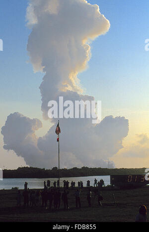 Merritt Island, Florida, USA, 28. April 1991 mit der Mission-Uhr im Vordergrund Raumfähre "Discovery" Aufzüge aus von Pad 39A auf STS-39. Mission: Department of Defense, AFP-675; IBSS; Thermen-II Space Shuttle: Entdeckung Startrampe: 39A gestartet: 28. April 1991, 11:33:14 UTC Landeplatz: Kennedy Space Center, Florida Landung: 6. Mai 1991, 2:55:37 UTC Mission Dauer: 8 Tage, 7 Stunden, 22 Minuten, 23 Sekunden Dedicated Department of Defense Mission. Eine nicht klassifizierte Nutzlast inklusive Air Force Programm-675 (AFP675); Infrarot-Back Credit: Mark Reinstein Stockfoto