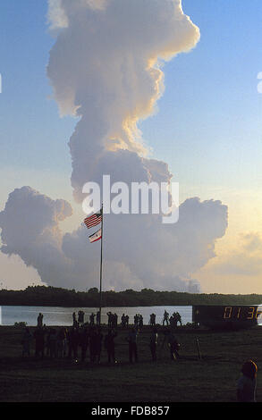 Merritt Island, Florida, USA, 28. April 1991 mit der Mission-Uhr im Vordergrund Raumfähre "Discovery" Aufzüge aus von Pad 39A auf STS-39. Mission: Department of Defense, AFP-675; IBSS; Thermen-II Space Shuttle: Entdeckung Startrampe: 39A gestartet: 28. April 1991, 11:33:14 UTC Landeplatz: Kennedy Space Center, Florida Landung: 6. Mai 1991, 2:55:37 UTC Mission Dauer: 8 Tage, 7 Stunden, 22 Minuten, 23 Sekunden Dedicated Department of Defense Mission. Eine nicht klassifizierte Nutzlast inklusive Air Force Programm-675 (AFP675); Infrarot-Back Credit: Mark Reinstein Stockfoto