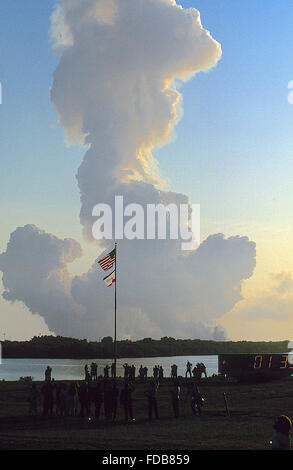 Merritt Island, Florida, USA, 28. April 1991 mit der Mission-Uhr im Vordergrund Raumfähre "Discovery" Aufzüge aus von Pad 39A auf STS-39. Mission: Department of Defense, AFP-675; IBSS; Thermen-II Space Shuttle: Entdeckung Startrampe: 39A gestartet: 28. April 1991, 11:33:14 UTC Landeplatz: Kennedy Space Center, Florida Landung: 6. Mai 1991, 2:55:37 UTC Mission Dauer: 8 Tage, 7 Stunden, 22 Minuten, 23 Sekunden Dedicated Department of Defense Mission. Eine nicht klassifizierte Nutzlast inklusive Air Force Programm-675 (AFP675); Infrarot-Back Credit: Mark Reinstein Stockfoto