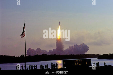 Merritt Island, Florida, USA, 28. April 1991 mit der Mission-Uhr im Vordergrund Raumfähre "Discovery" Aufzüge aus von Pad 39A auf STS-39. Mission: Department of Defense, AFP-675; IBSS; Thermen-II Space Shuttle: Entdeckung Startrampe: 39A gestartet: 28. April 1991, 11:33:14 UTC Landeplatz: Kennedy Space Center, Florida Landung: 6. Mai 1991, 2:55:37 UTC Mission Dauer: 8 Tage, 7 Stunden, 22 Minuten, 23 Sekunden Umlaufbahn Höhe: 190 Seemeilen Orbit Neigung: 57 Grad Credit: Mark Reinstein Stockfoto