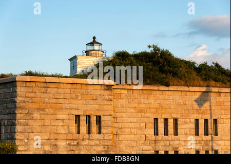 Verwitterte Clarks Point Lighthouse sitzt oben auf alten Stein Fort Taber in New Bedford, Massachusetts. Es ist ein historisches Wahrzeichen. Stockfoto