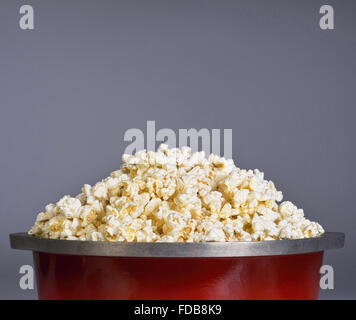 Popcorn in roten Kessel mit Platz für Ihren Typ. Stockfoto