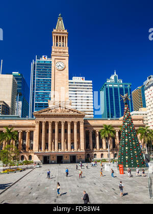 BRISBANE, AUS - 11. Dezember 2015: Ansicht des Rathauses und King George Square in Brisbane mit einem Weihnachtsbaum. Stockfoto